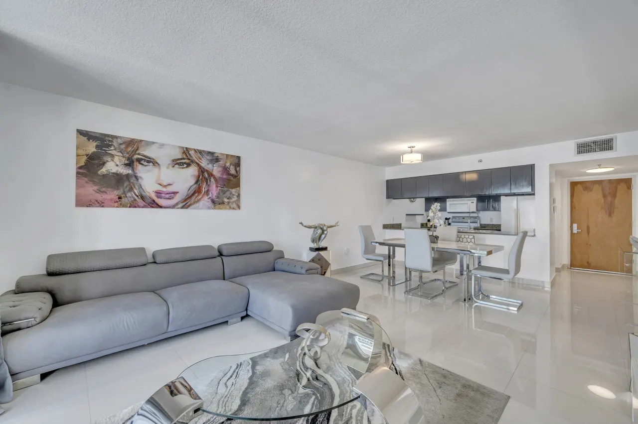 Stunning unit with amenities