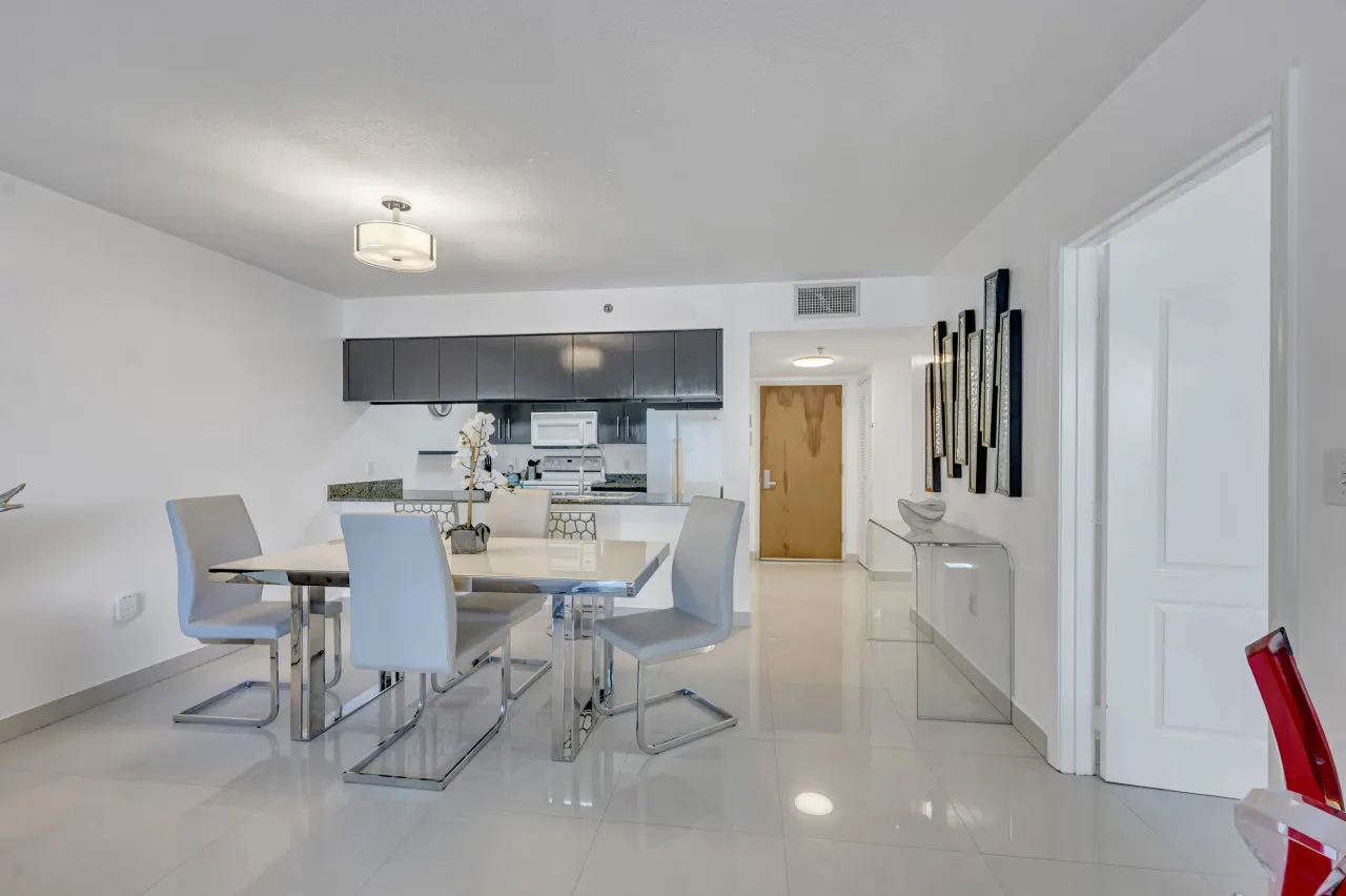 Stunning unit with amenities 17
