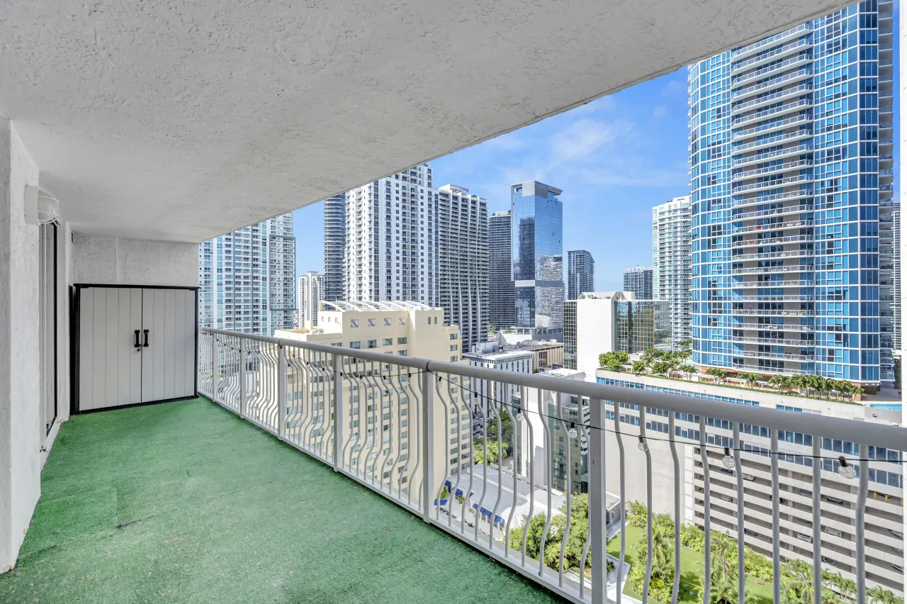 Stunning unit with amenities 18