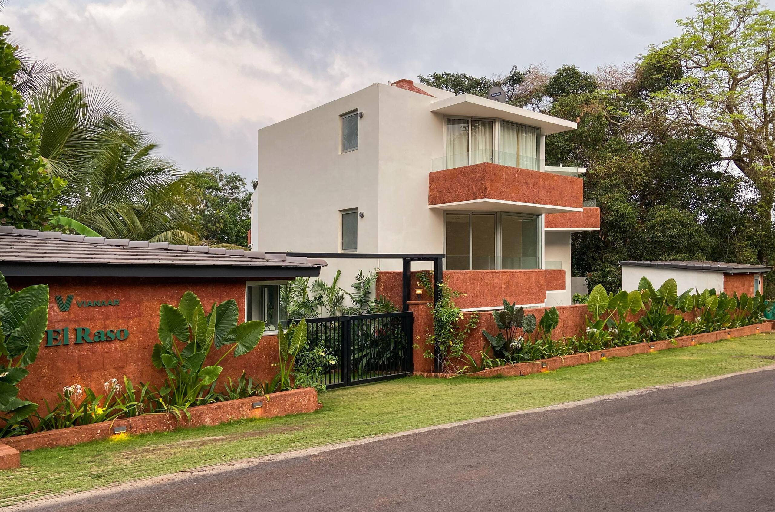 ElRaso 1BHK Pool & Pvt Garden Inverter AC 8