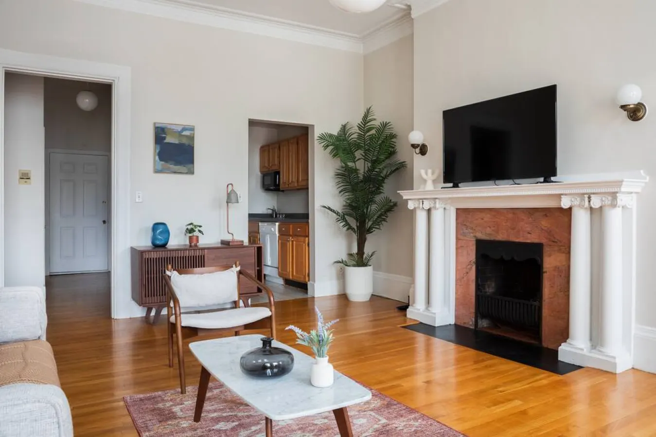 Stylish & Bright 1 BDR Close to Fenway Park! 2