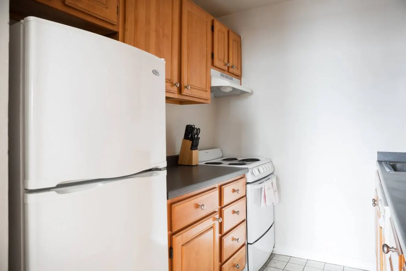 Stylish & Bright 1 BDR Close to Fenway Park! 10