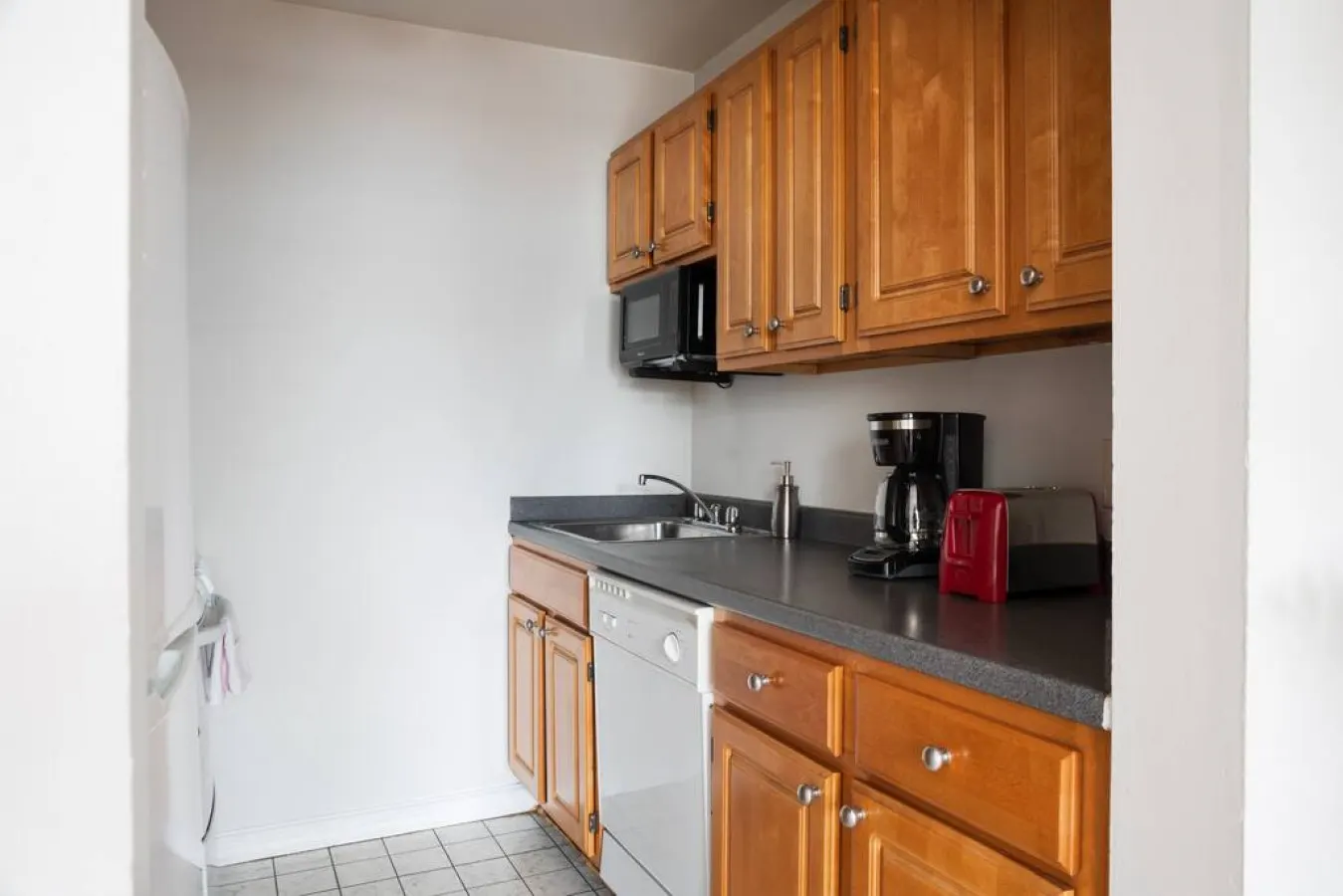 Stylish & Bright 1 BDR Close to Fenway Park! 4