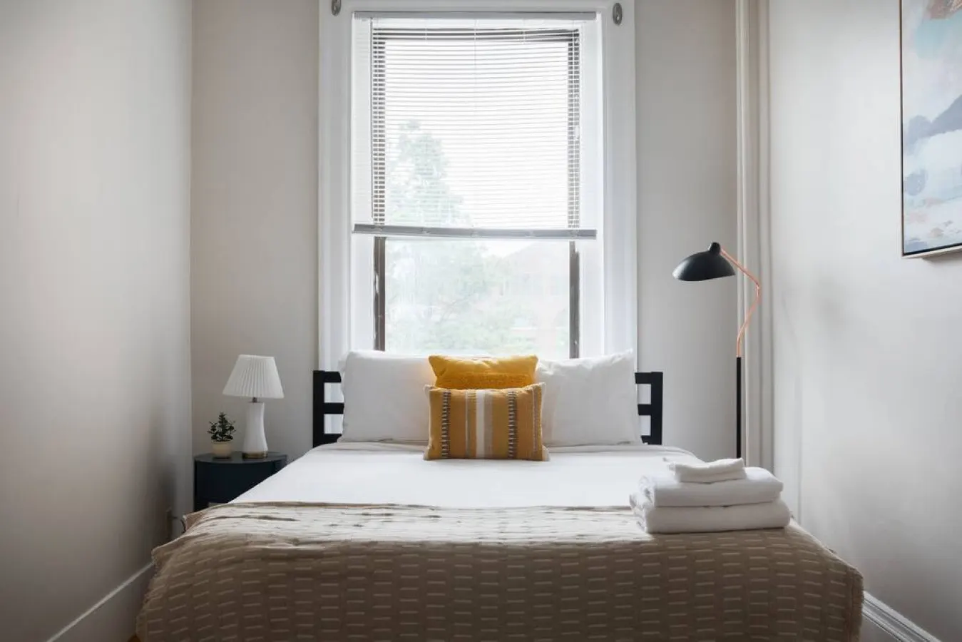 Stylish & Bright 1 BDR Close to Fenway Park! 6