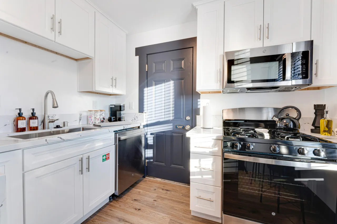 Chic Oasis: Contemporary Studio in National City 16