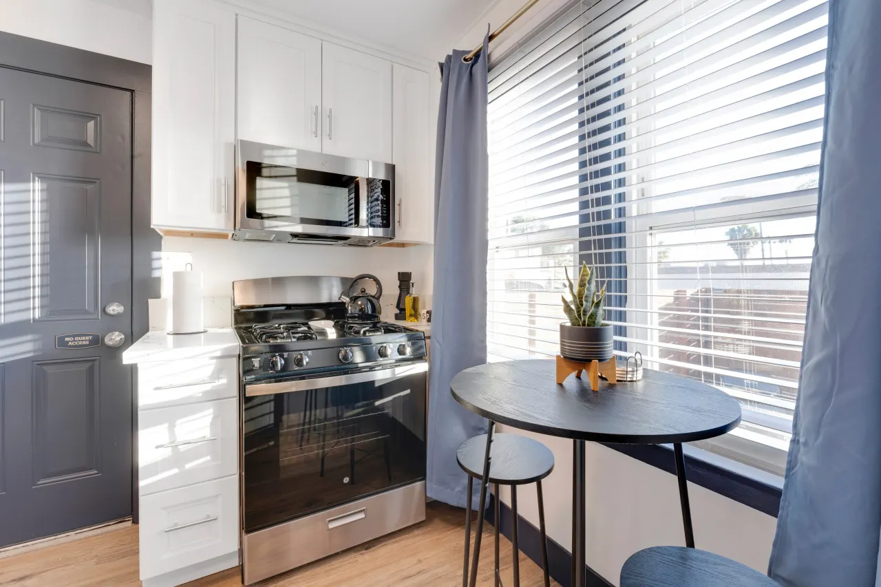 Chic Oasis: Contemporary Studio in National City 17