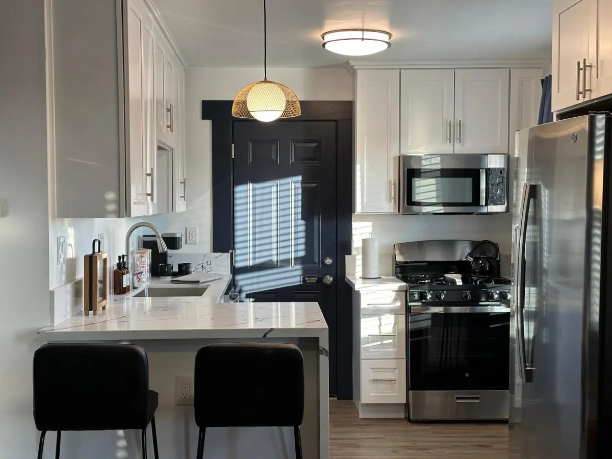 Chic Oasis: Contemporary Studio in National City — photo 4