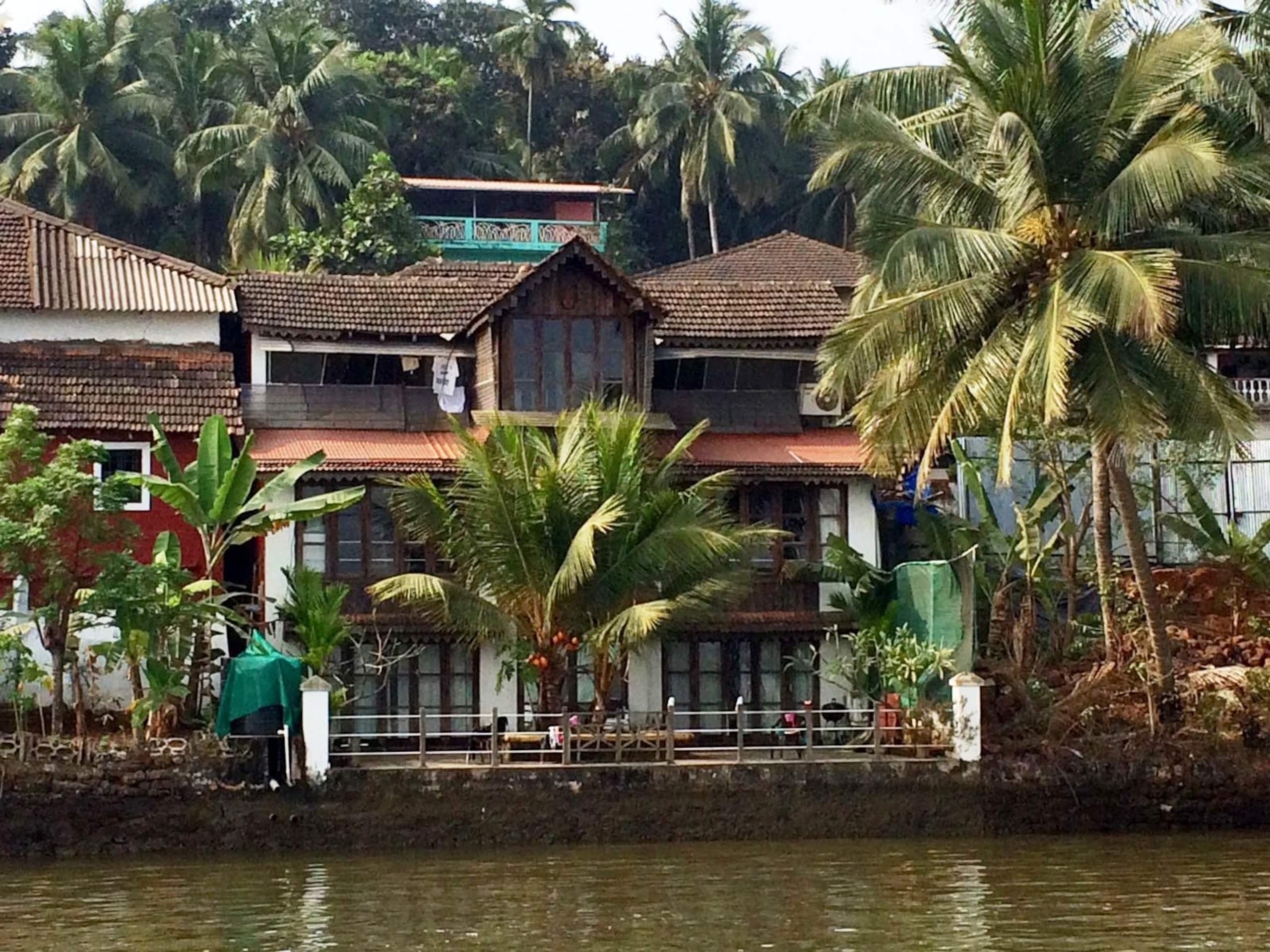Wooden Chalet on the River Banks — photo 2