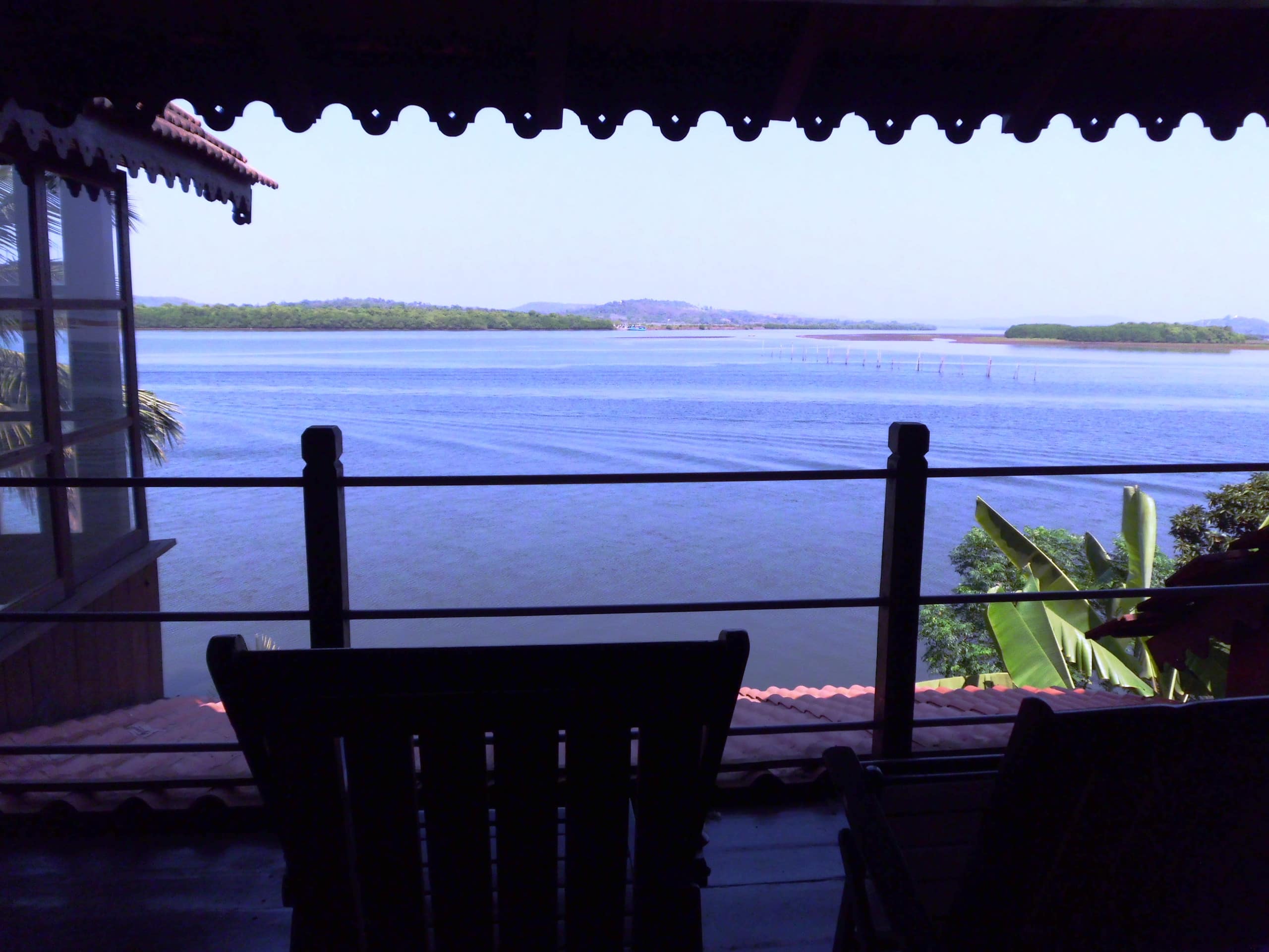 Wooden Chalet on the River Banks — photo 1