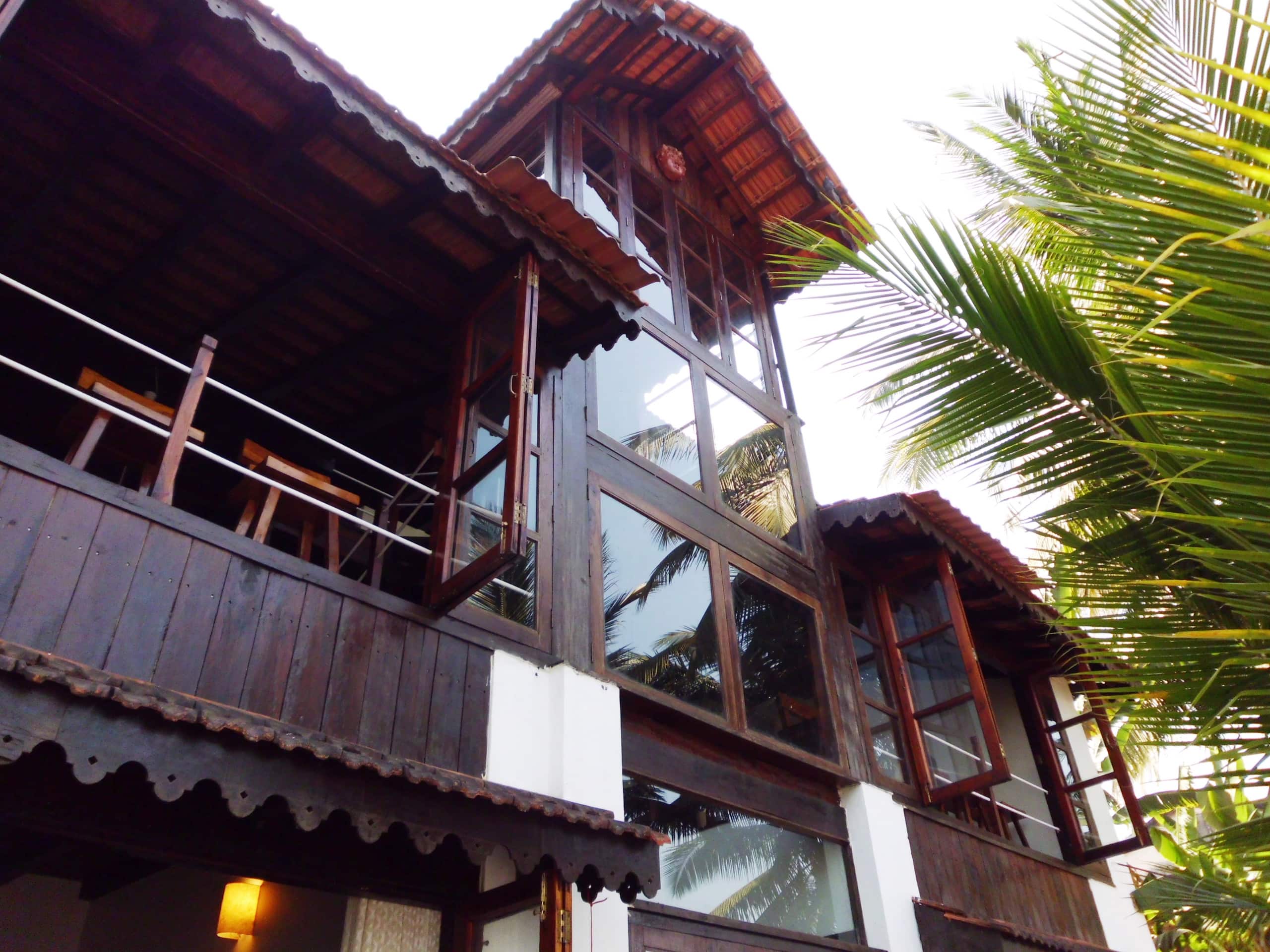Wooden Chalet on the River Banks — photo 3
