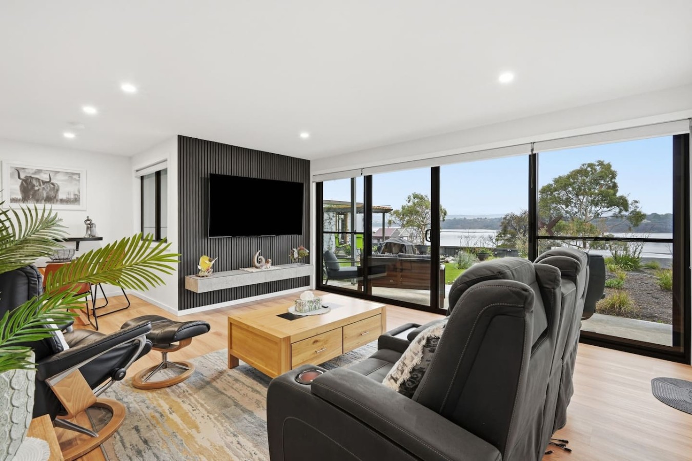 Waterfront Studio, King Bed, Own Entrance & BBQ