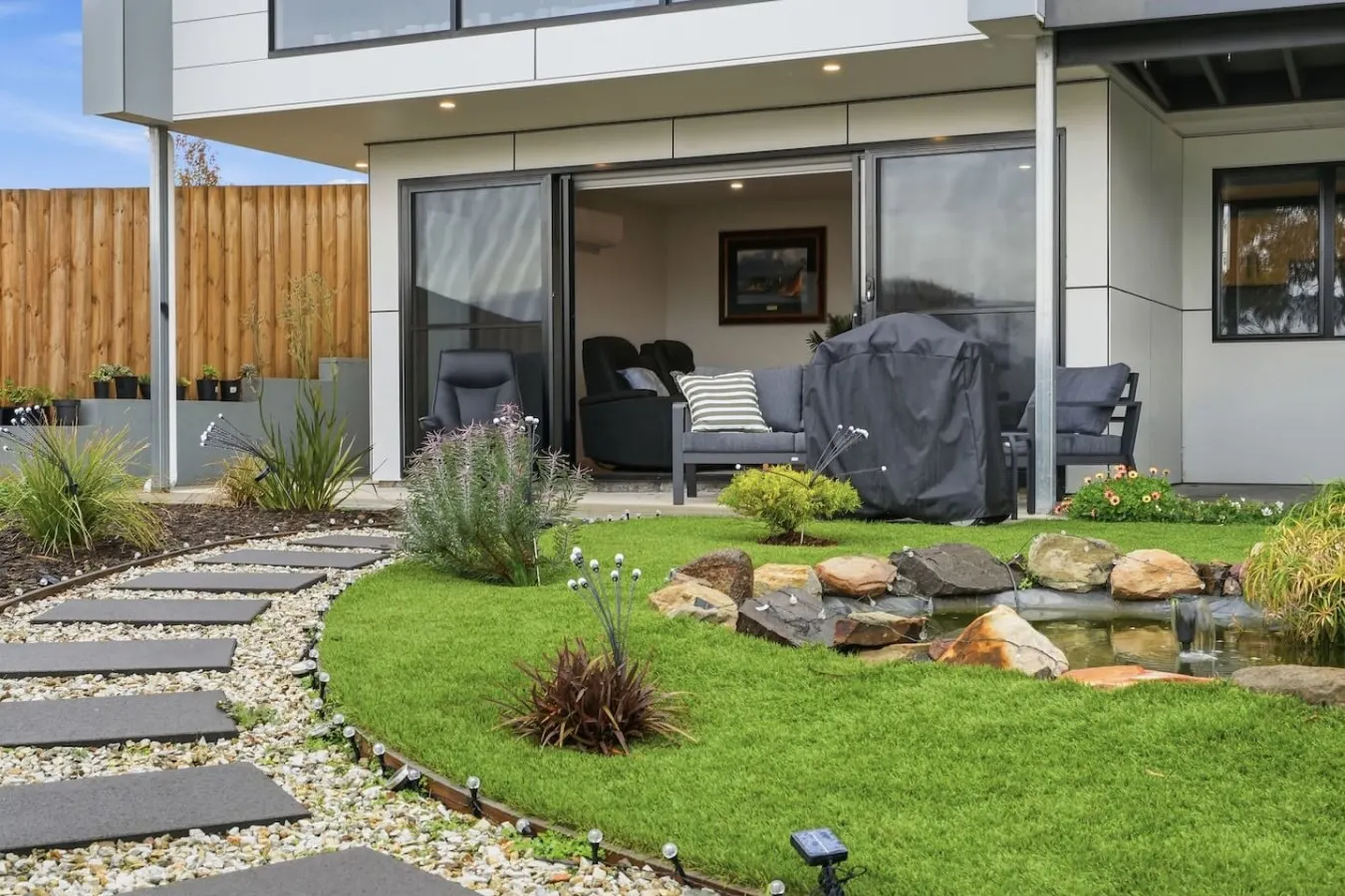 Waterfront Studio, King Bed, Own Entrance & BBQ 10