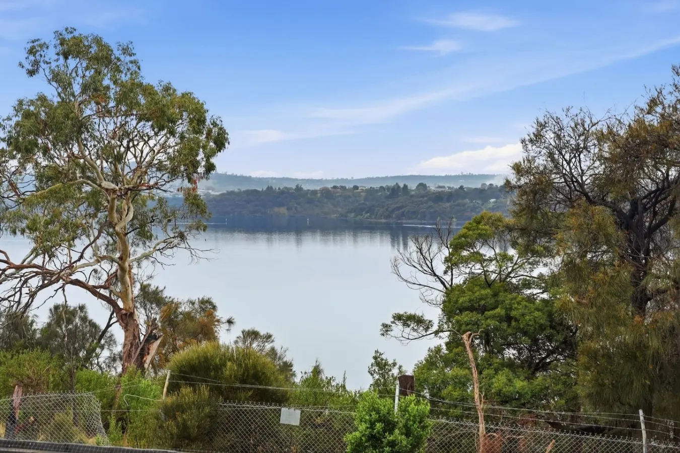 Waterfront Studio, King Bed, Own Entrance & BBQ 12