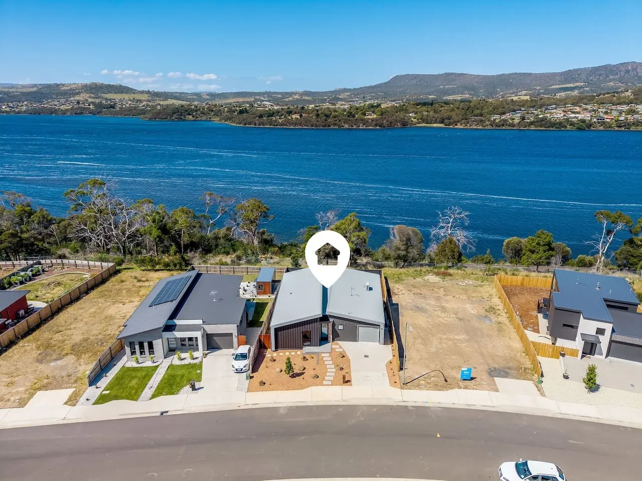 Waterfront Studio, King Bed, Own Entrance & BBQ 16