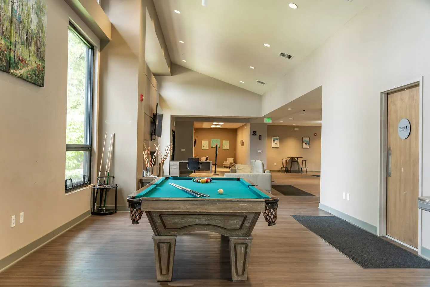 Walk to Town + Ski Shuttle Pool & Hot Tubs 9