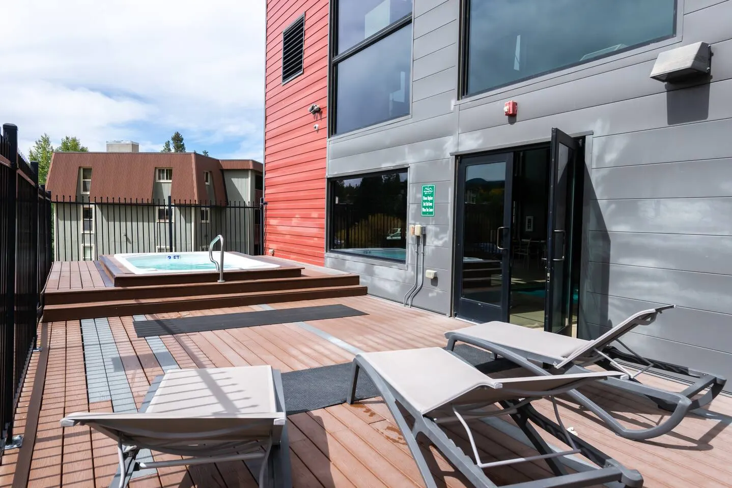 Walk to Town + Ski Shuttle Pool & Hot Tubs 10