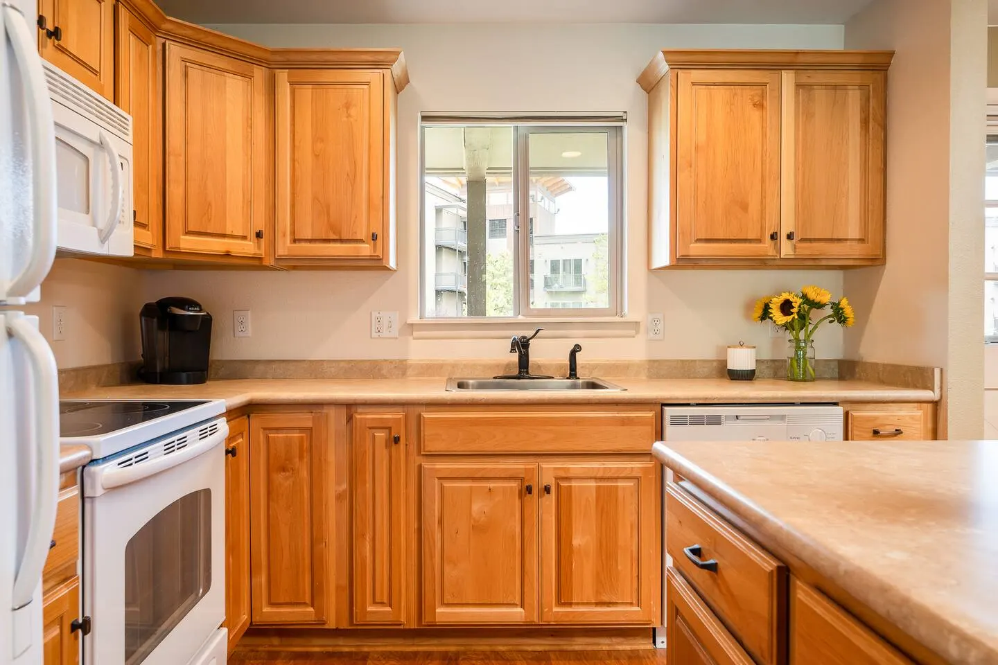 Walk to Town + Ski Shuttle Pool & Hot Tubs 19