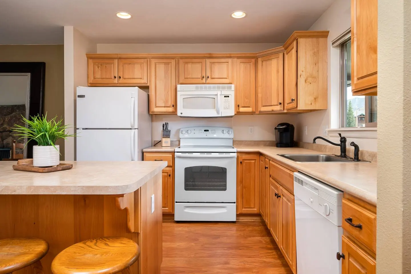 Walk to Town + Ski Shuttle Pool & Hot Tubs 20