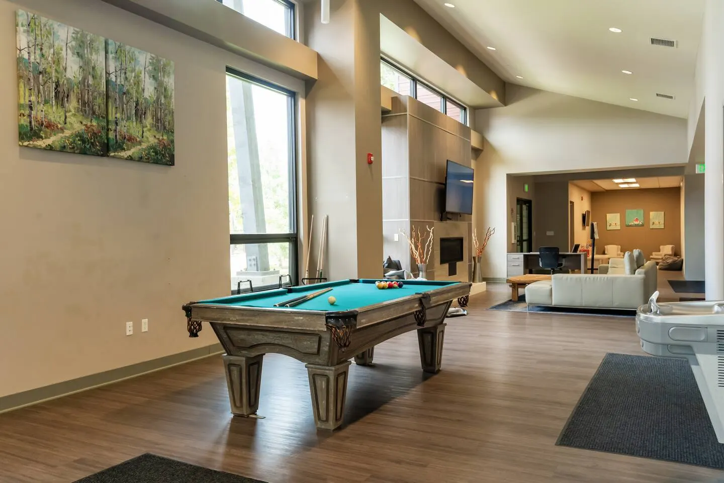 Walk to Town + Ski Shuttle Pool & Hot Tubs 8