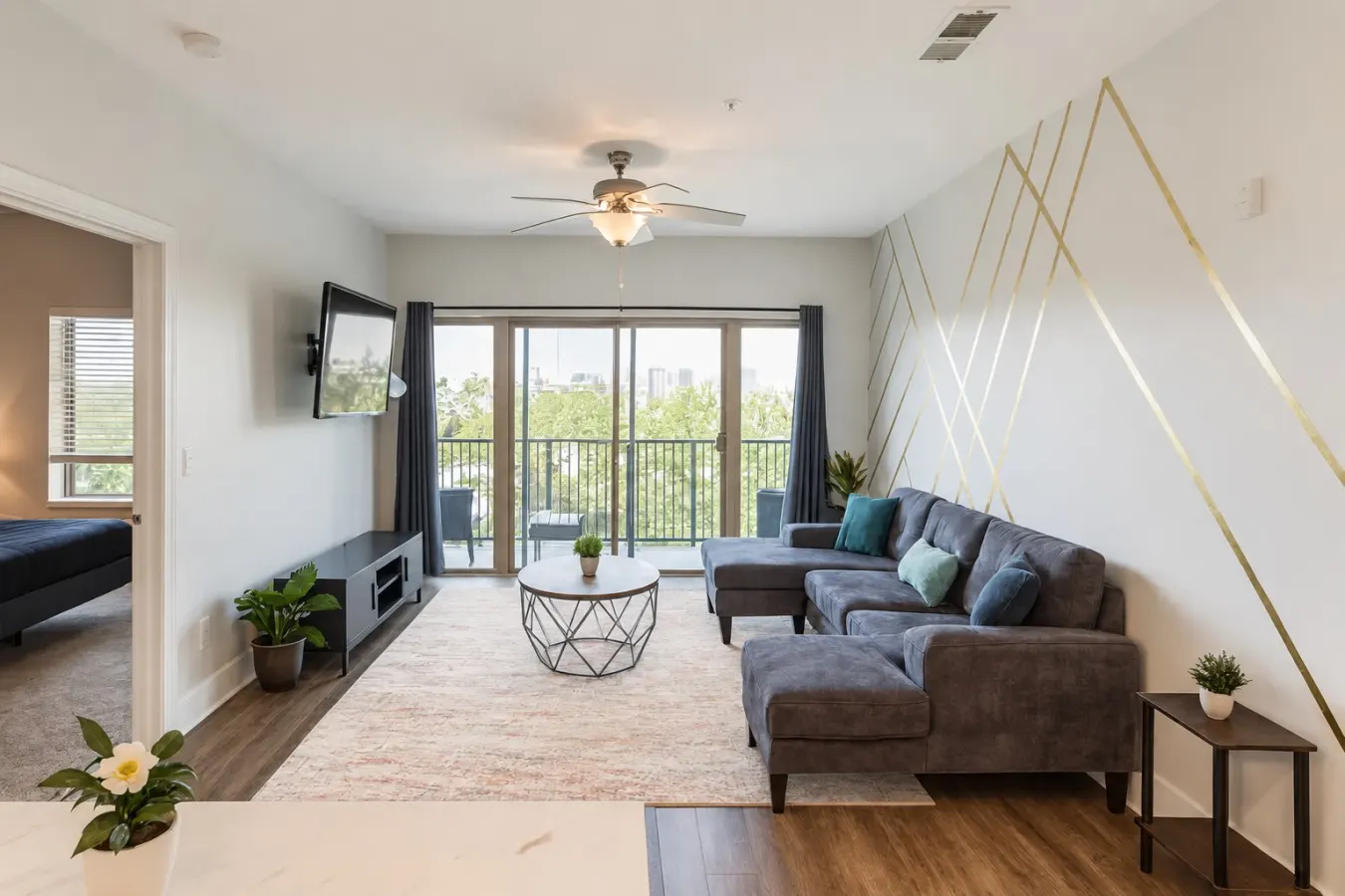 Stylish 2BR Balcony + UAB Access 7