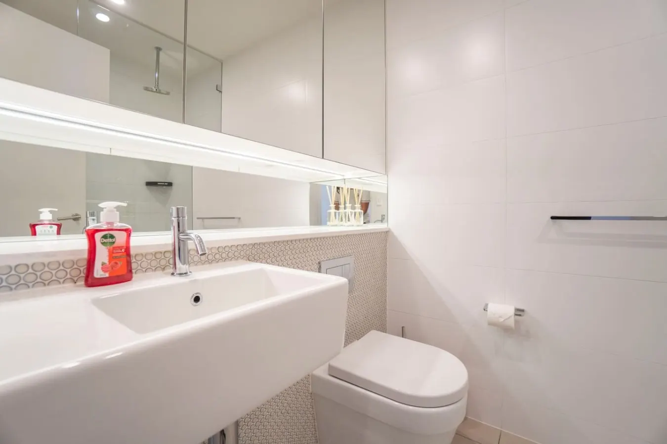 Spacious 3BR Haven 2 Min to Station & market 11