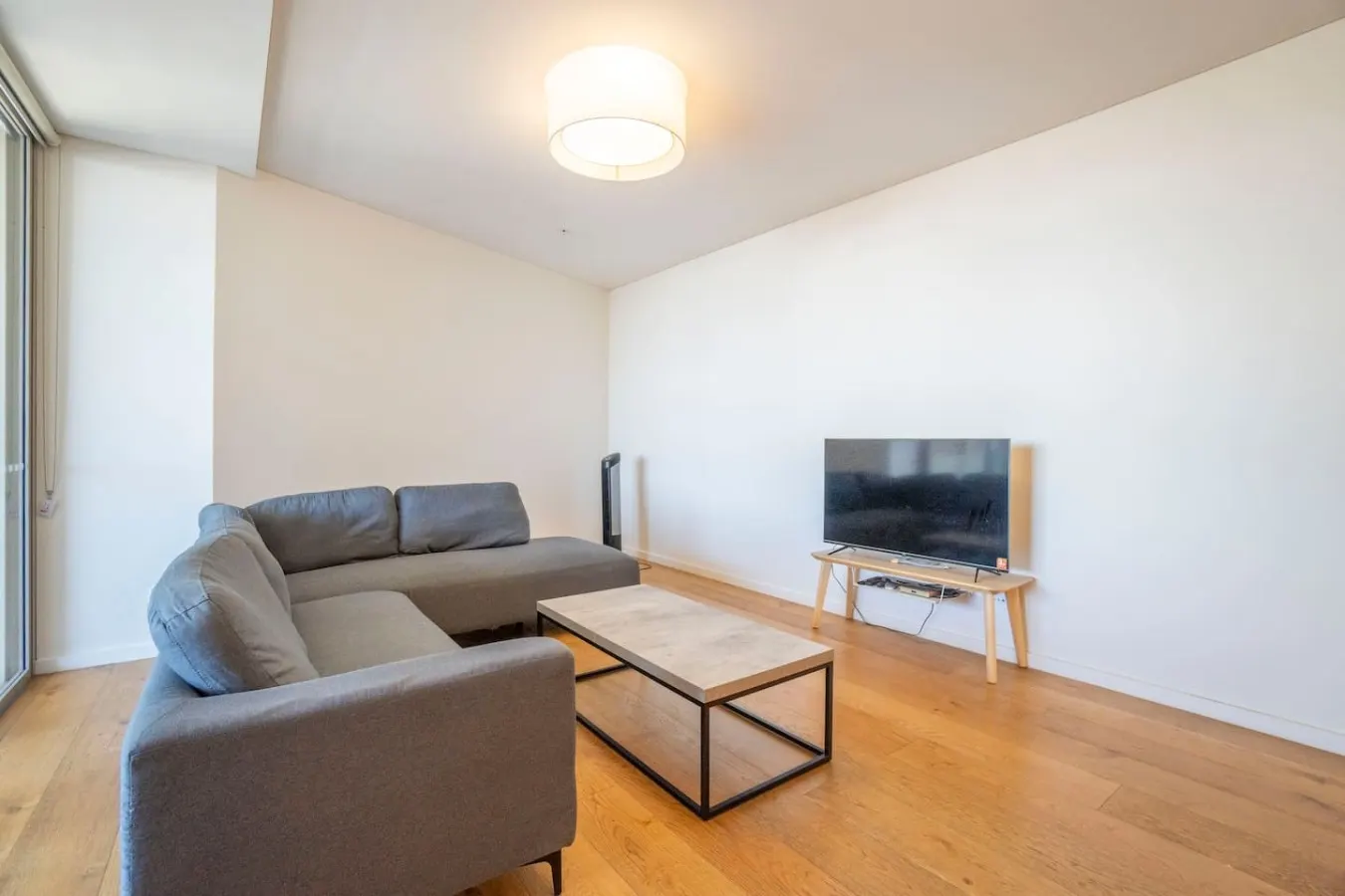 Spacious 3BR Haven 2 Min to Station & market 15
