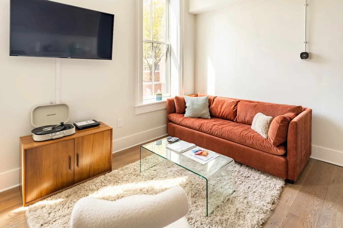 Centrally Located, Free Garage Parking! 4