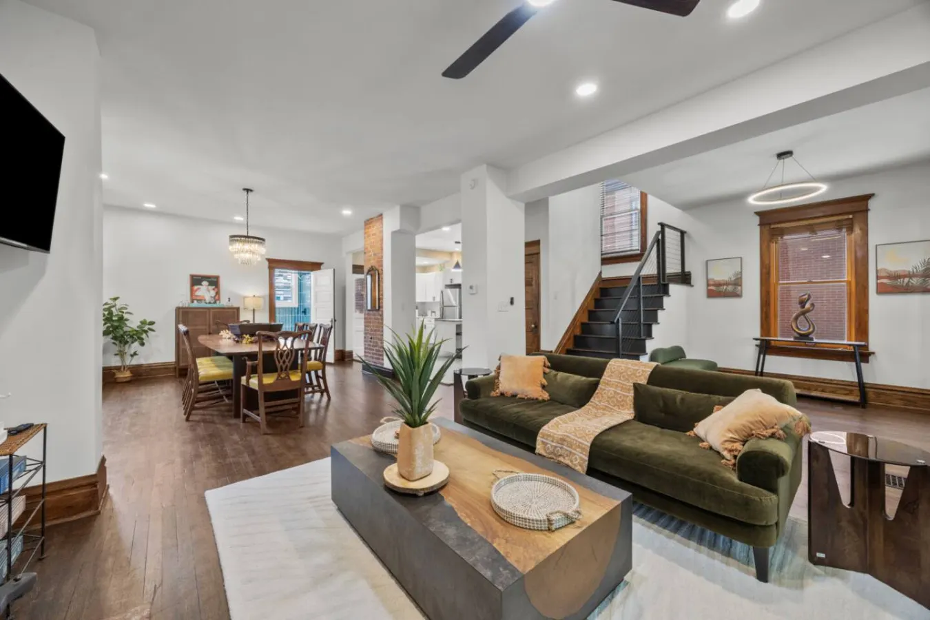 German Village • Private Hot Tub & Chef’s Kitchen