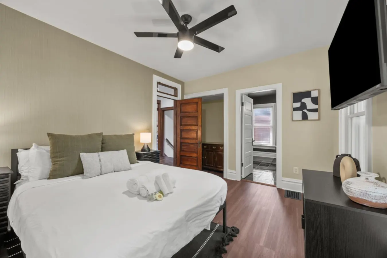 German Village Private Hot Tub & Chef’s Kitchen 9