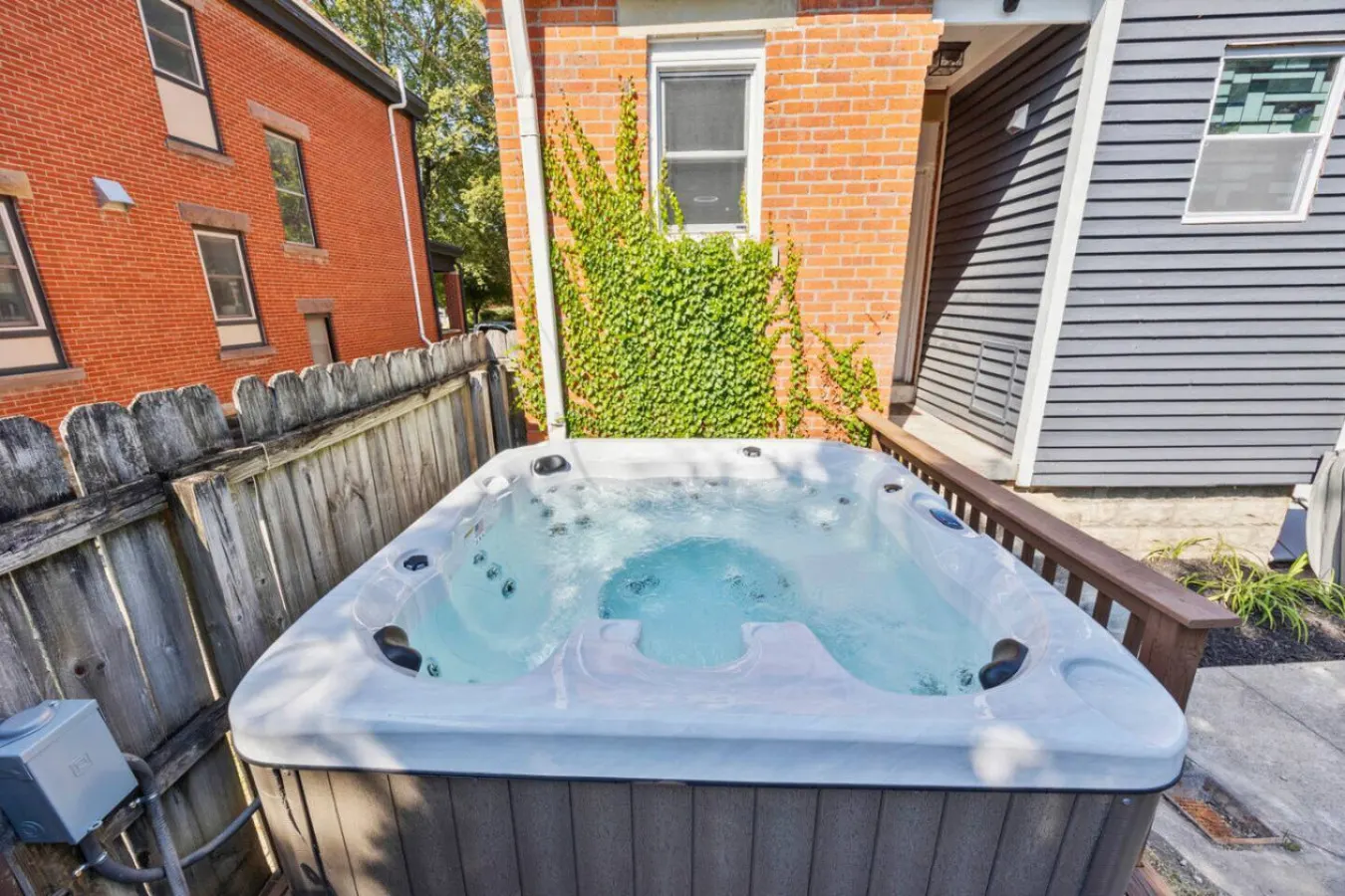 German Village Private Hot Tub & Chef’s Kitchen 3