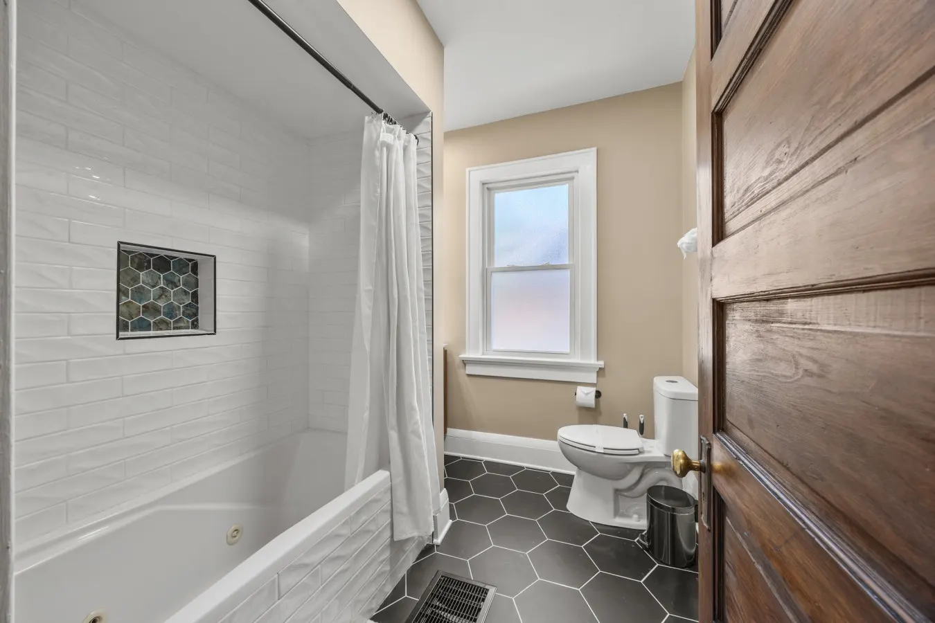 German Village Private Hot Tub & Chef’s Kitchen 4