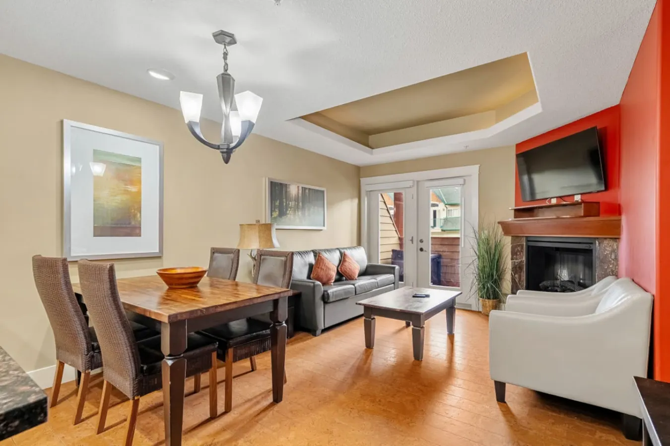 Fireplace Suite with Hot Tub & National Park Pass 2