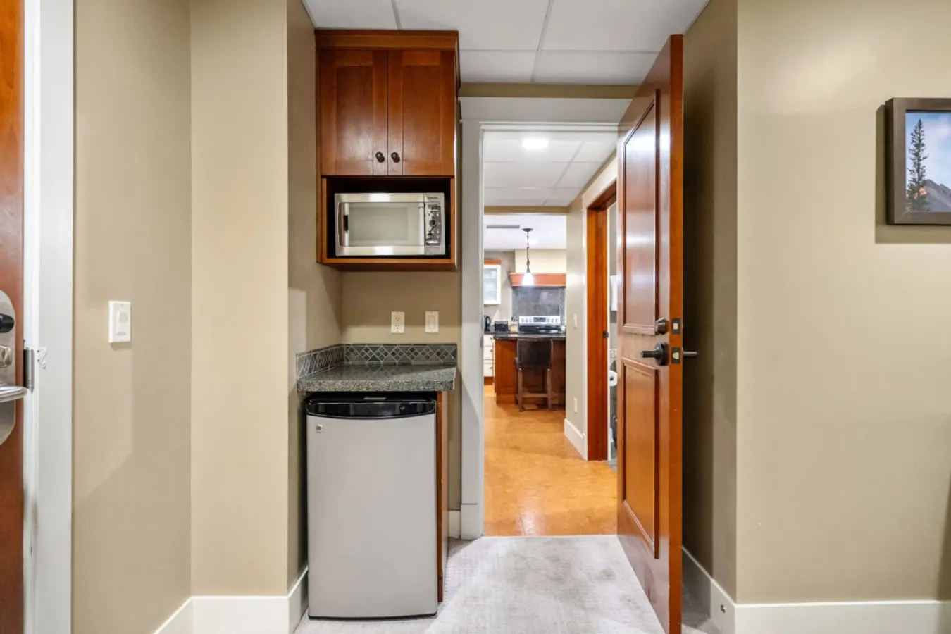 Fireplace Suite with Hot Tub & National Park Pass 10