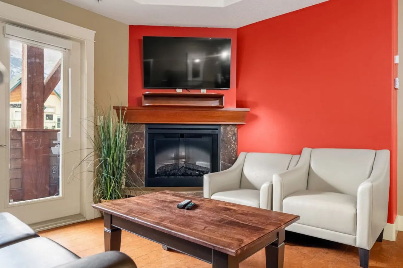 Fireplace Suite with Hot Tub & National Park Pass 13
