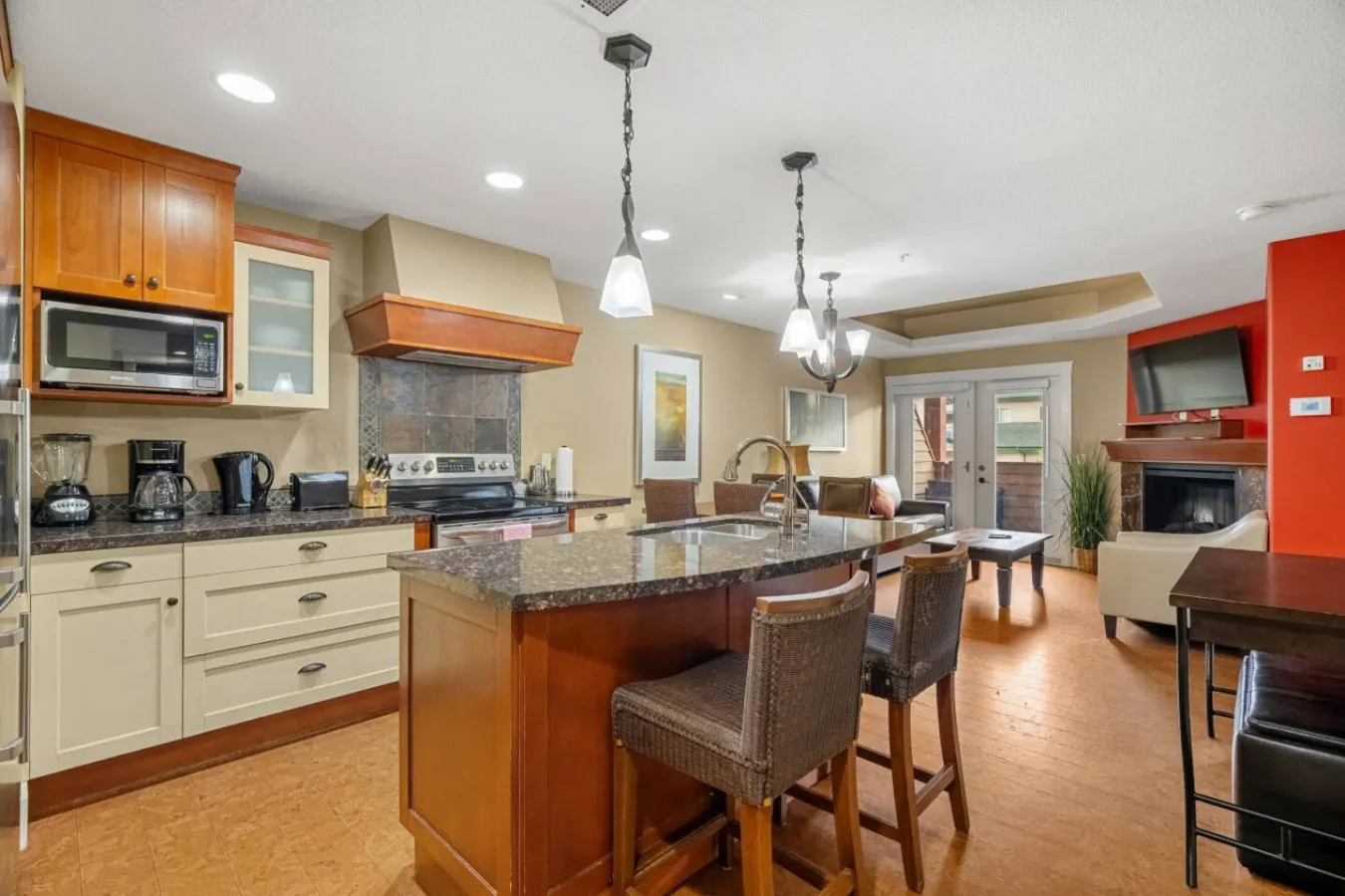 Fireplace Suite with Hot Tub & National Park Pass 3