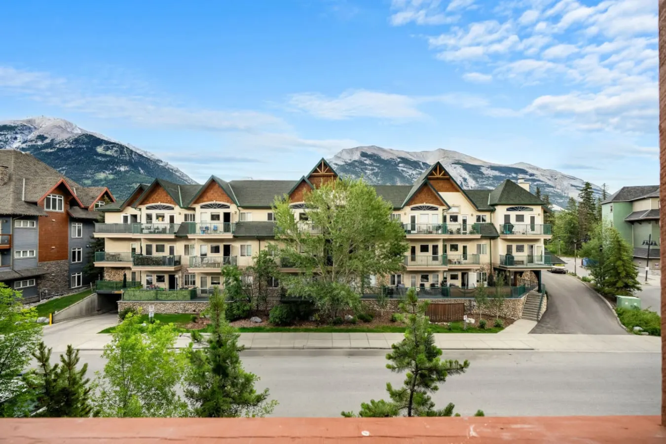 Fireplace Suite with Hot Tub & National Park Pass 5
