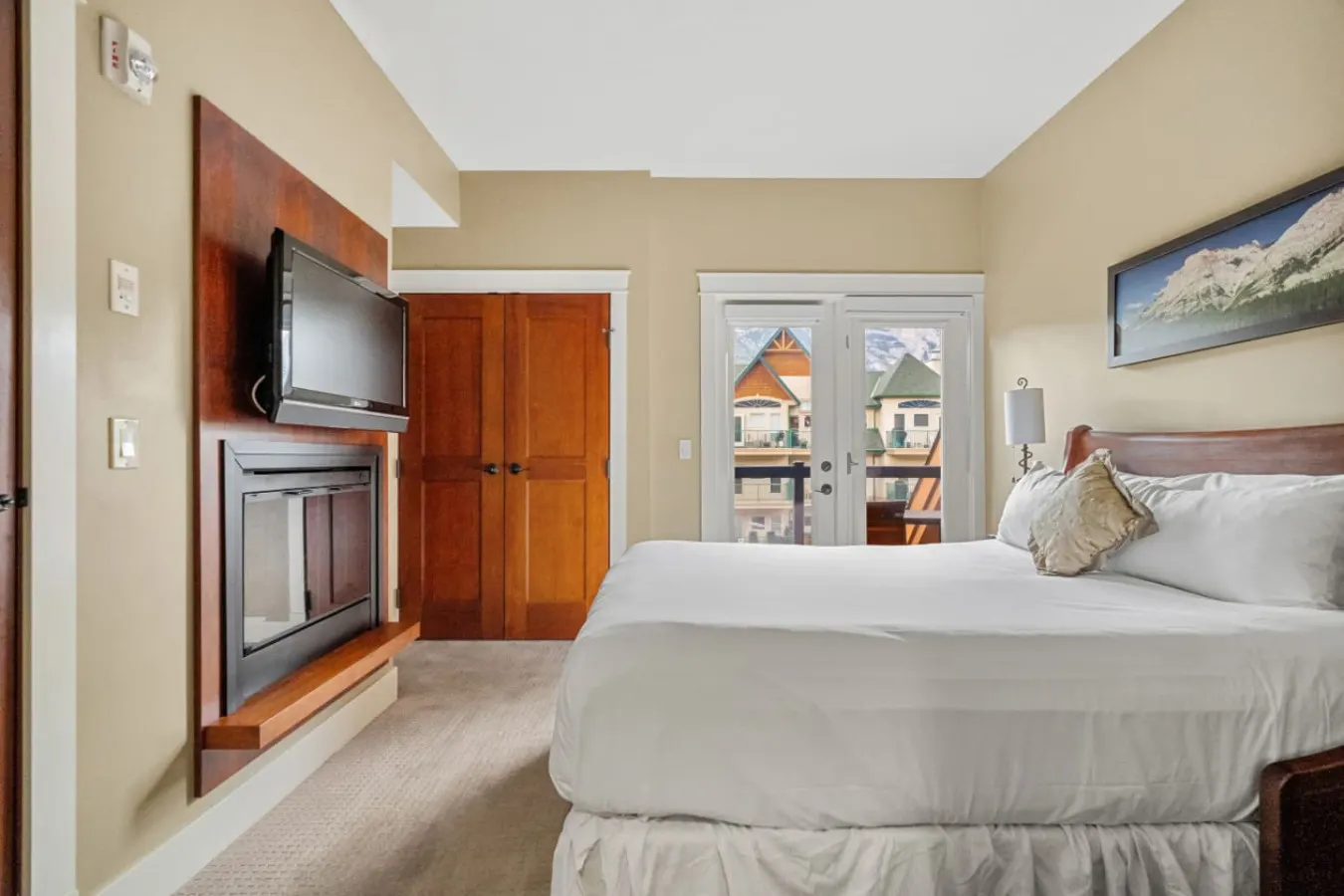 Fireplace Suite with Hot Tub & National Park Pass 6