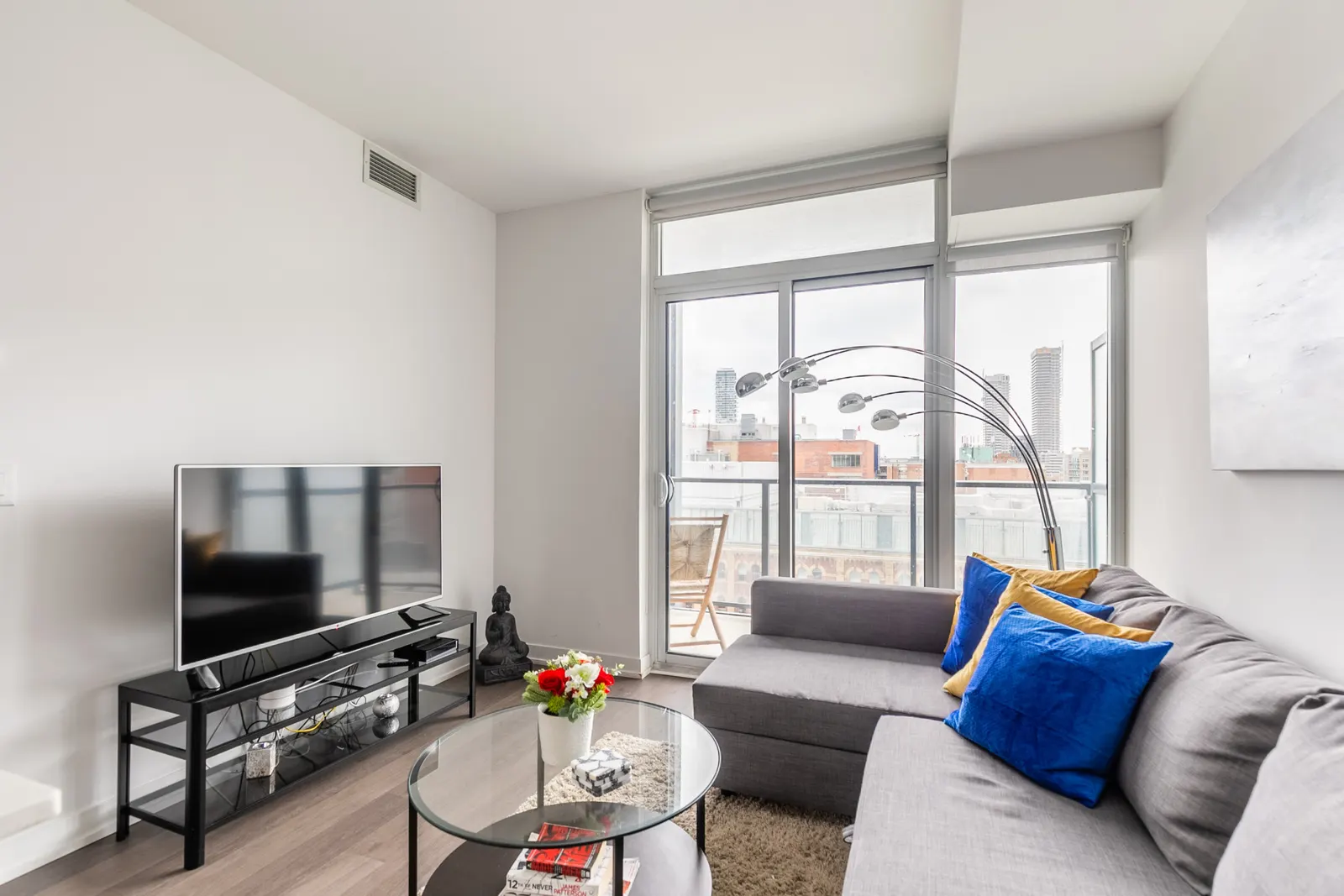 Modern Stylish 1BR Trendy King East 2