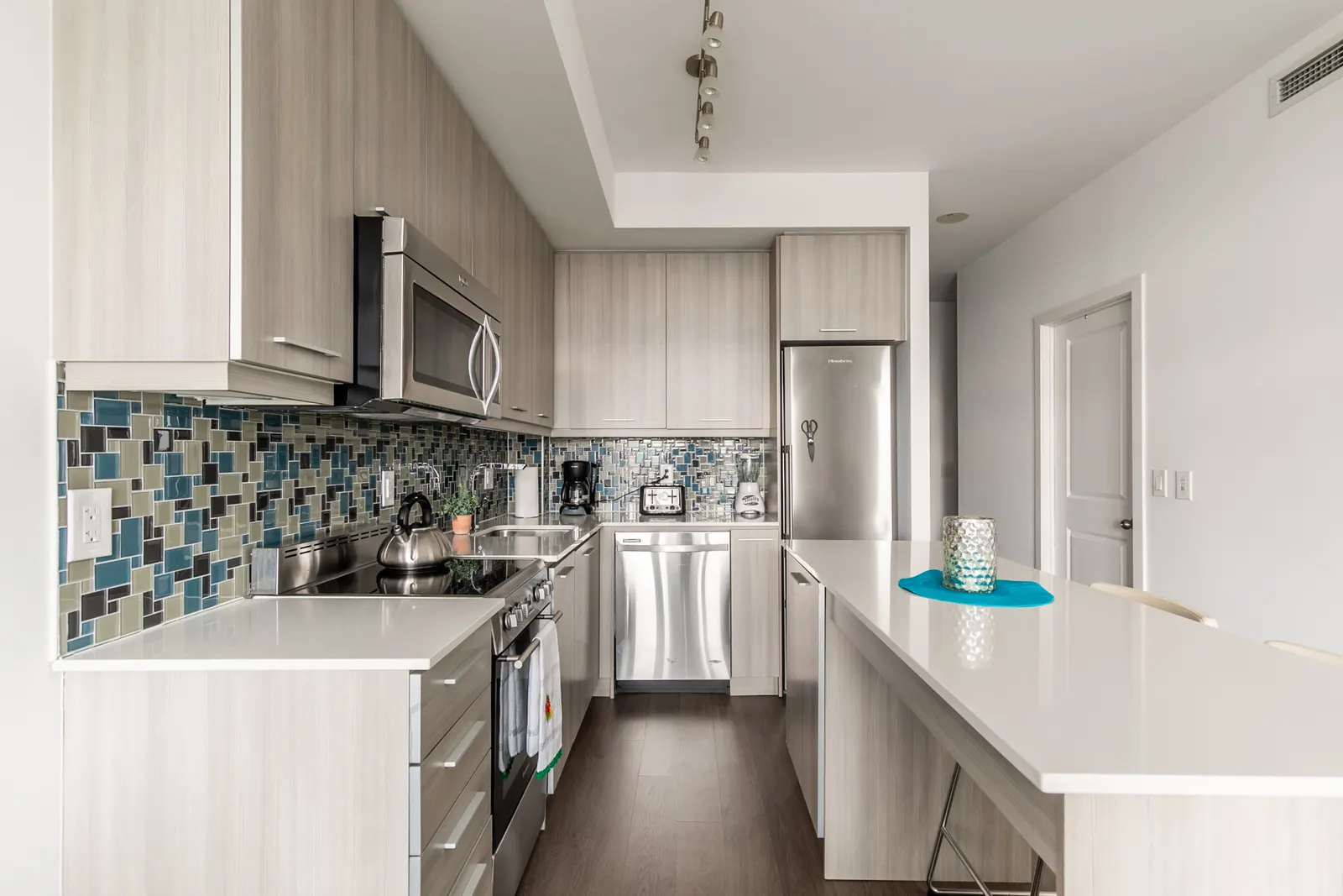 Modern Stylish 1BR Trendy King East 10