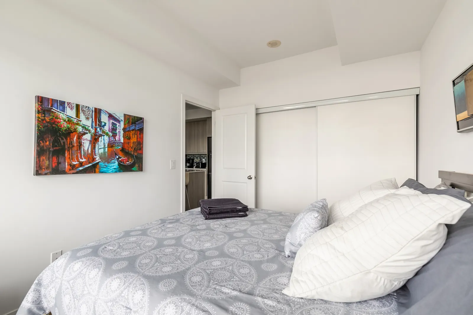 Modern Stylish 1BR Trendy King East 13