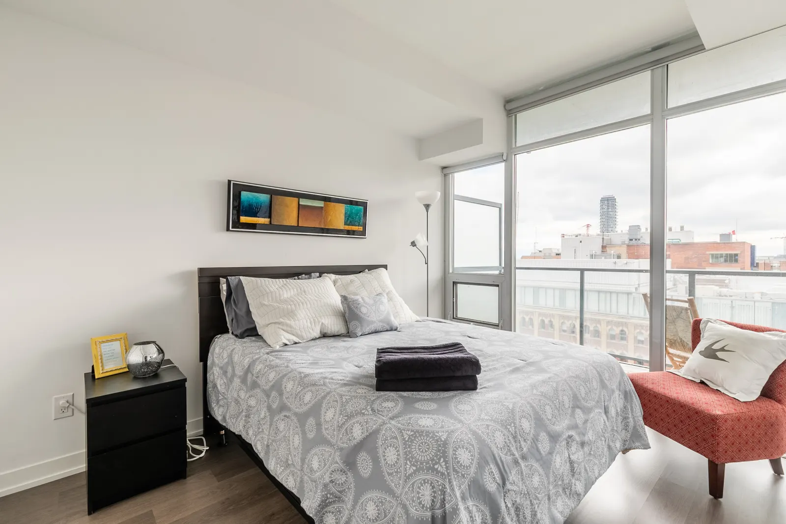 Modern Stylish 1BR Trendy King East 17