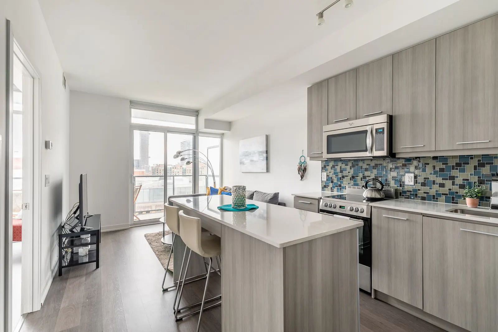 Modern Stylish 1BR Trendy King East 3