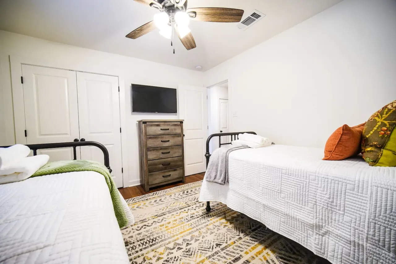 Luxe 3BR w/ fenced parking 2 miles to French Qtr 10