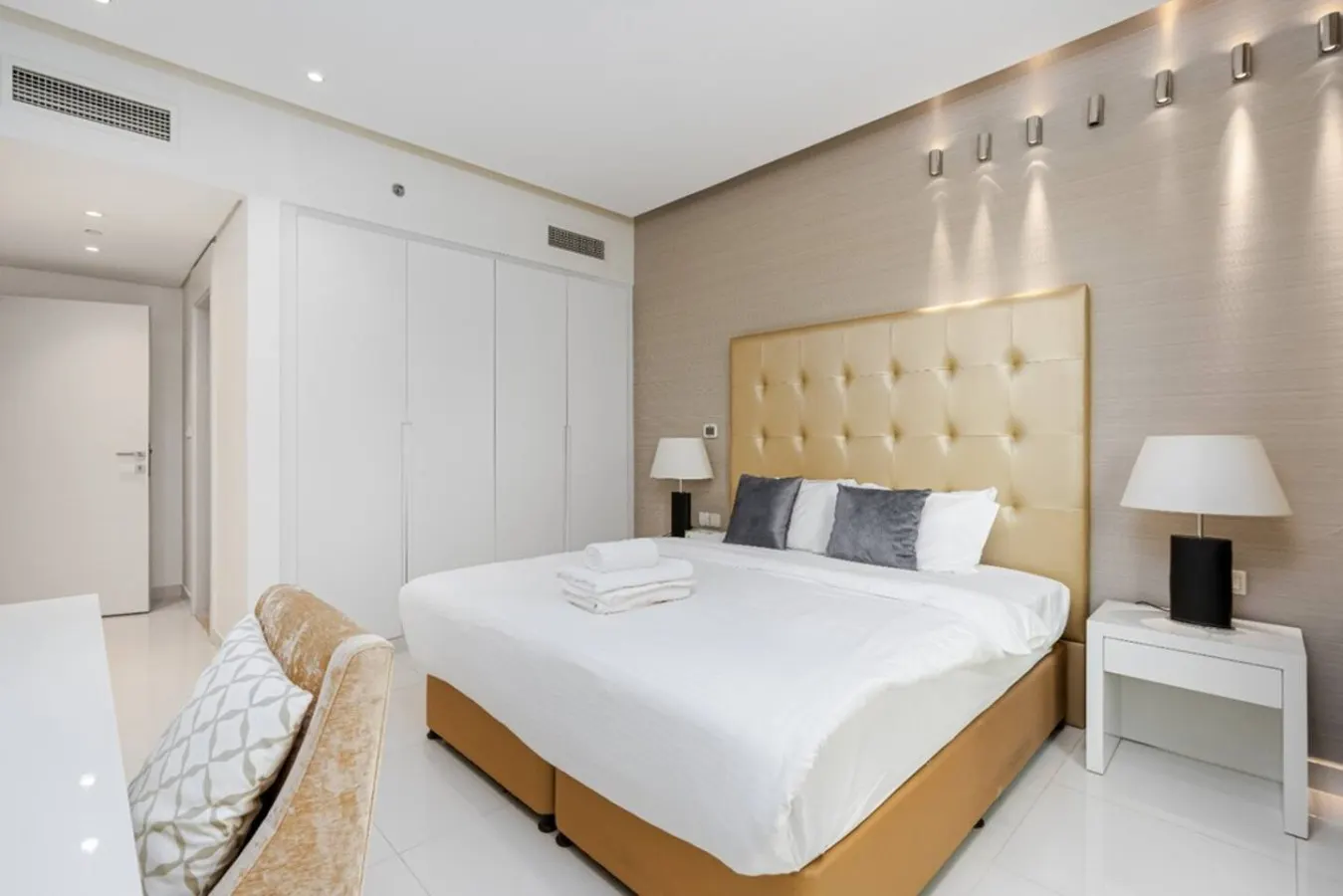 2 BR Near Dubai Mall - Infinity Pool - Damac Voleo 12