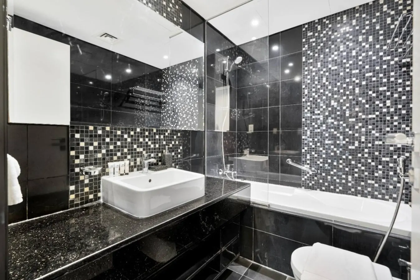 2 BR Near Dubai Mall - Infinity Pool - Damac Voleo 13