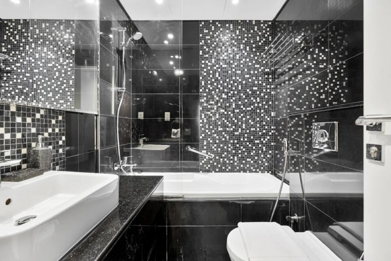 2 BR Near Dubai Mall - Infinity Pool - Damac Voleo 14