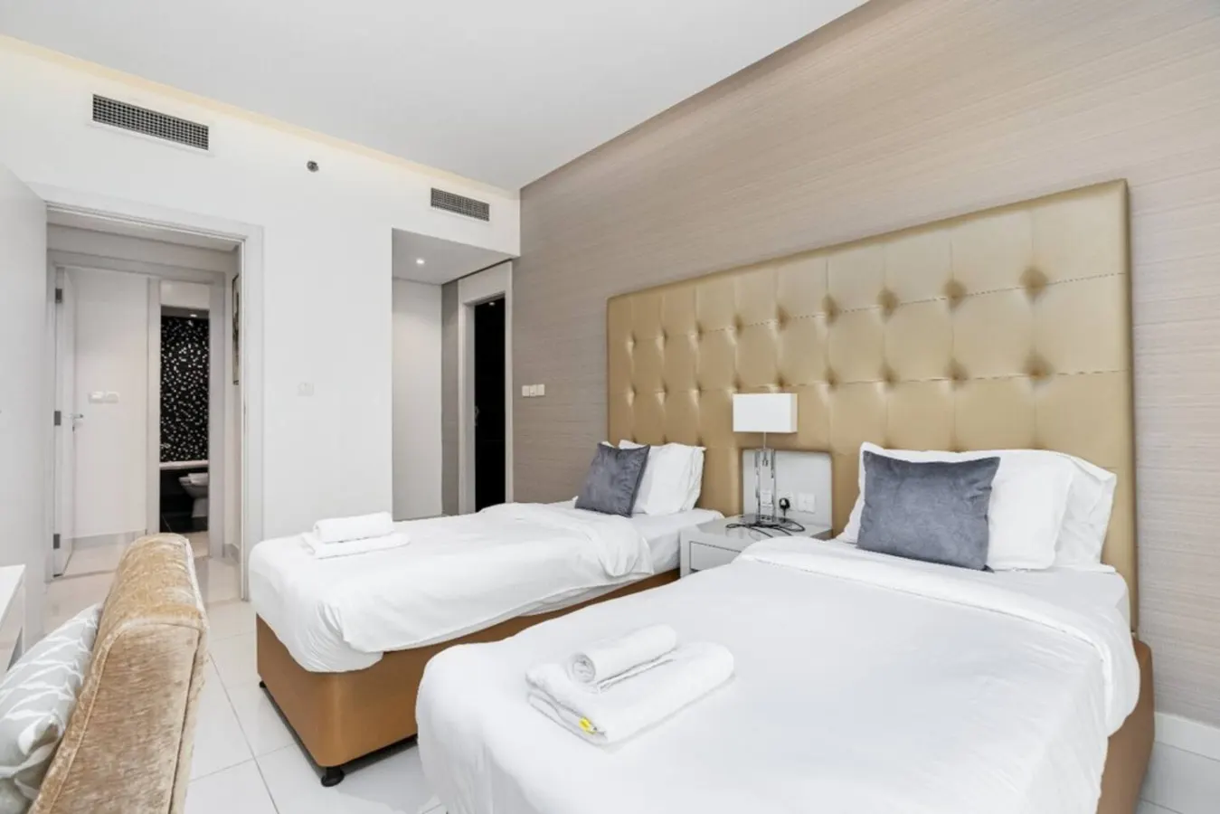 2 BR Near Dubai Mall - Infinity Pool - Damac Voleo 15