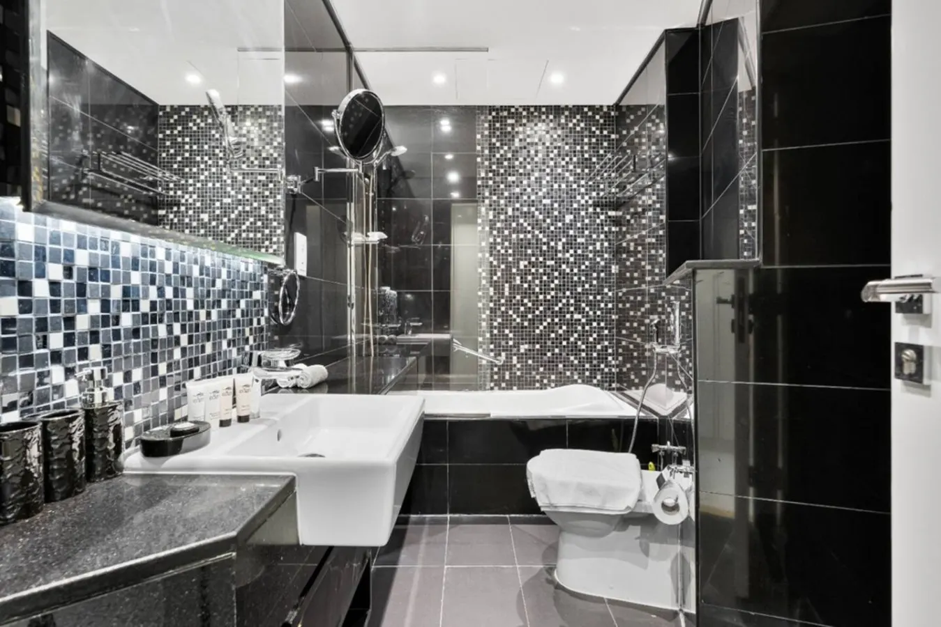 2 BR Near Dubai Mall - Infinity Pool - Damac Voleo 17