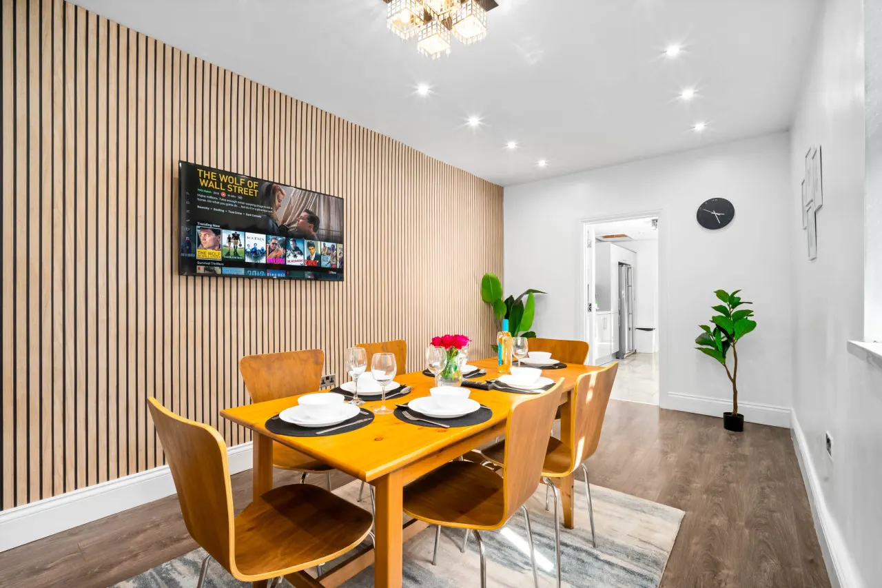 Edgbaston Townhouse - 6 Bedrooms -Parking -Terrace — photo 3