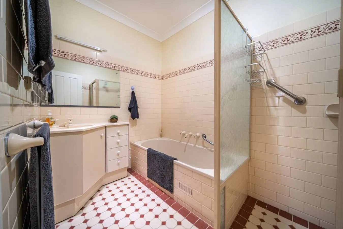Captivating in Camden 2BR Wifi Parking 15